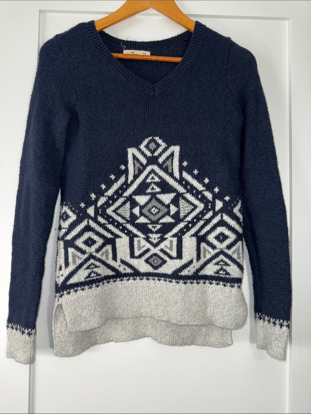 Hollister Cozy Navy & White Geometric V neck Sweater Sz XS cotton blend